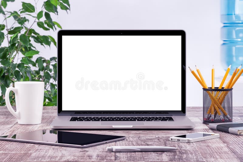 有开放膝上型计算机大模型片剂计算机的办公室工作场所 库存照片