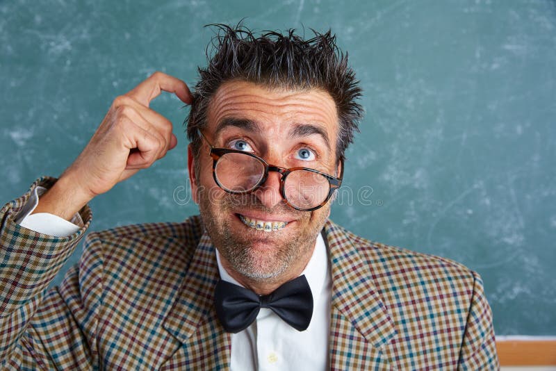 有括号滑稽的表示的书呆子傻的减速火箭的人 库存照片