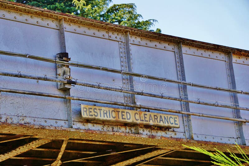 有有限的清除标志的老生锈的金属铁路桥梁