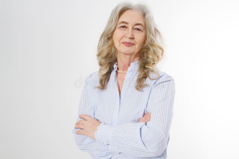 有横渡的胳膊的愉快的资深妇女在白色背景 生活生活正面年长的前辈和欧洲老秀丽 免版税库存图片 有横渡的胳膊的愉快的资深妇女在白色背景 生活生活正面年长的前辈和欧洲老秀丽 免版税库存图片