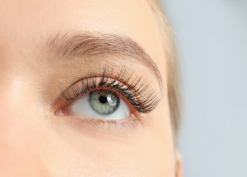 年轻女子，拥有美丽的 длинные ресницы 免版税图库摄影