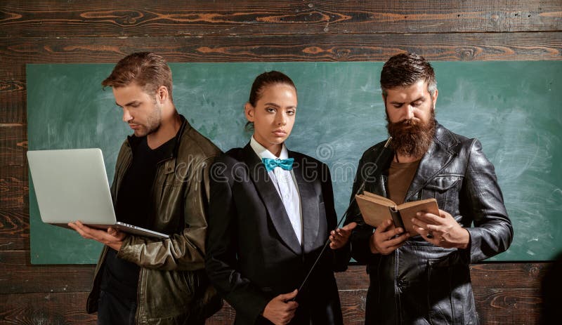 有膝上型计算机书摊的人们在学校教室 学校老师 有胡子的人男性女孩和帅哥学校 免版税库存图片 有膝上型计算机书摊的人们在学校教室 学校老师 有胡子的人男性女孩和帅哥学校 免版税库存图片