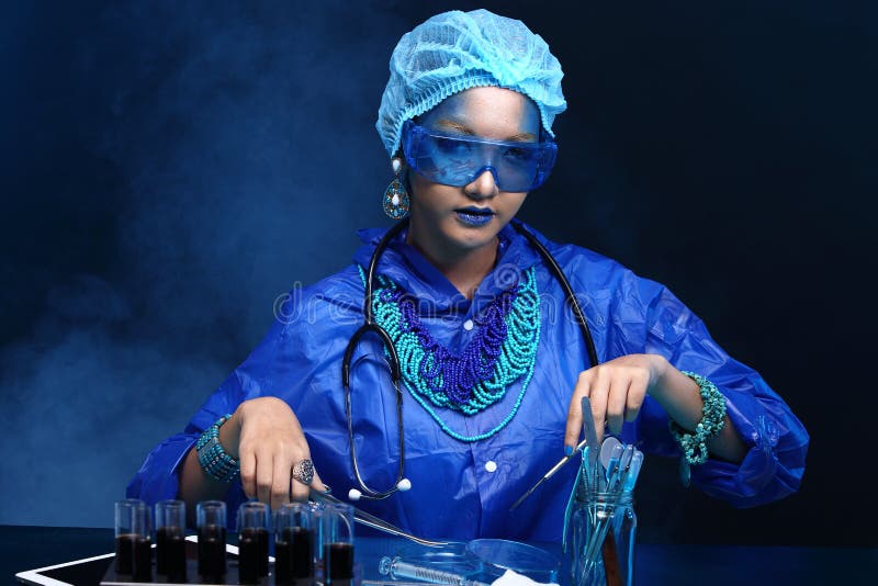 有蓝色口气时尚的化学亚裔医生Woman组成fanc