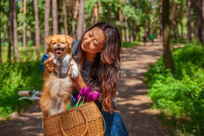 有走在公园的小犬座的逗人喜爱的亚裔女孩 妇女坐与狗的绿草-室外在自然画象 宠物,国内 免版税库存照片 有走在公园的小犬座的逗人喜爱的亚裔女孩 妇女坐与狗的绿草-室外在自然画象 宠物,国内 免版税库存照片