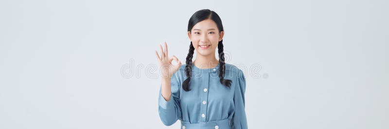 有辫子的嬉戏女人的肖像显示好的标志 图库摄影