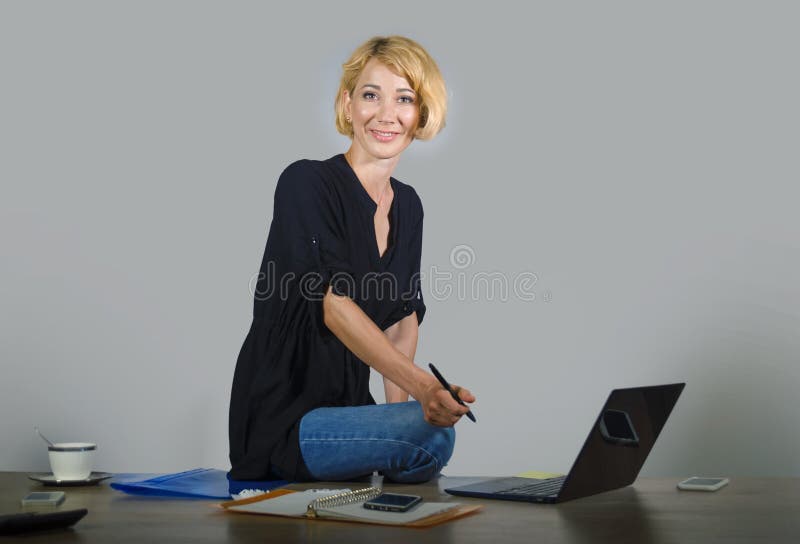 有金发的微笑,当工作放松在办公室l时的年轻美丽和愉快的妇女被隔绝的公司业务画象 库存照片 有金发的微笑,当工作放松在办公室l时的年轻美丽和愉快的妇女被隔绝的公司业务画象 库存照片