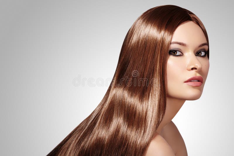有长期平直的棕色头发的美丽的yong妇女 与光滑的光泽发型的性感的时装模特儿 与构成的秀丽 免版税库存图片 有长期平直的棕色头发的美丽的yong妇女 与光滑的光泽发型的性感的时装模特儿 与构成的秀丽 免版税库存图片