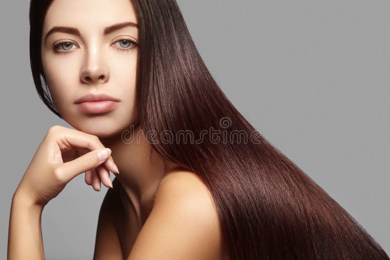 有长期平直的棕色头发的美丽的yong妇女 与光滑的光泽发型的性感的时装模特儿 角质素治疗 库存图片 有长期平直的棕色头发的美丽的yong妇女 与光滑的光泽发型的性感的时装模特儿 角质素治疗 库存图片