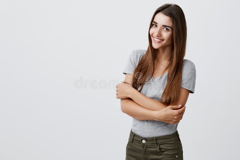 有长的头发的明亮地微笑快乐的年轻美丽的深色的白种人学生的女孩在偶然时髦的成套装备 图库摄影 有长的头发的明亮地微笑快乐的年轻美丽的深色的白种人学生的女孩在偶然时髦的成套装备 图库摄影