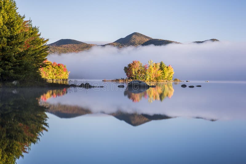 有雾的湖和绿色山-有五颜六色的树的海岛-秋天/秋天-佛蒙特