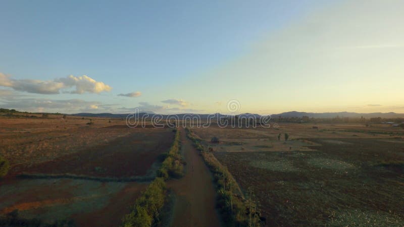 有领域的狭窄，非洲村庄土路和农场在背景中