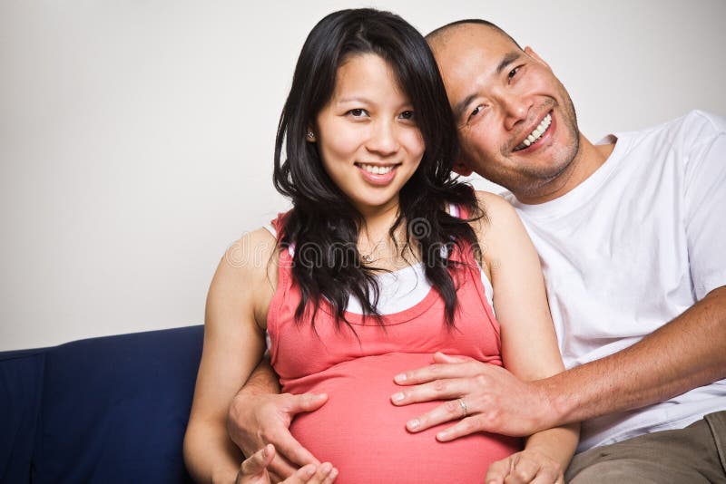 期待愉快怀孕的亚洲夫妇