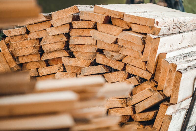 木工、木材生产车间、锯木机设备储存木材