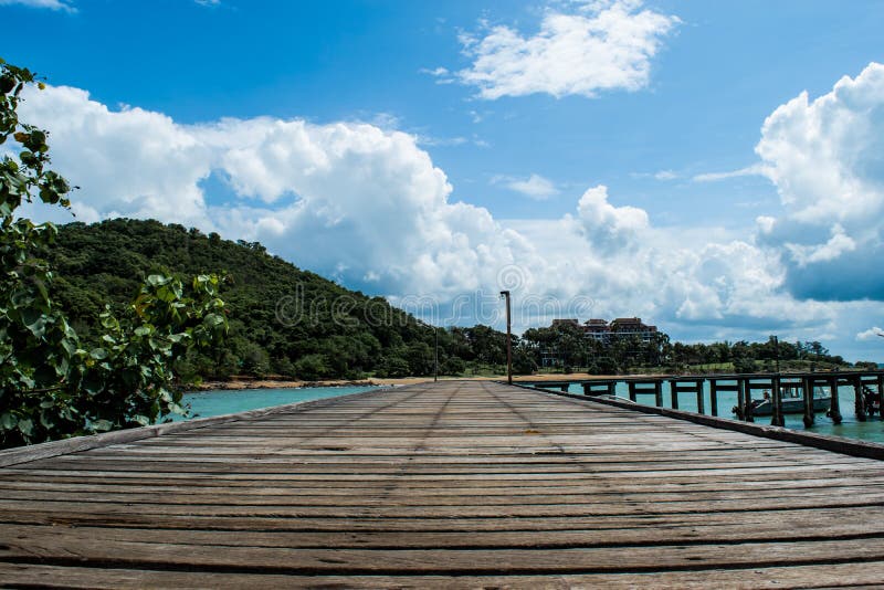 木桥和美好的天空蔚蓝和白色多云背景在海海滩在Khao潜逃Ya,罗勇府 免版税库存照片 木桥和美好的天空蔚蓝和白色多云背景在海海滩在Khao潜逃Ya,罗勇府 免版税库存照片