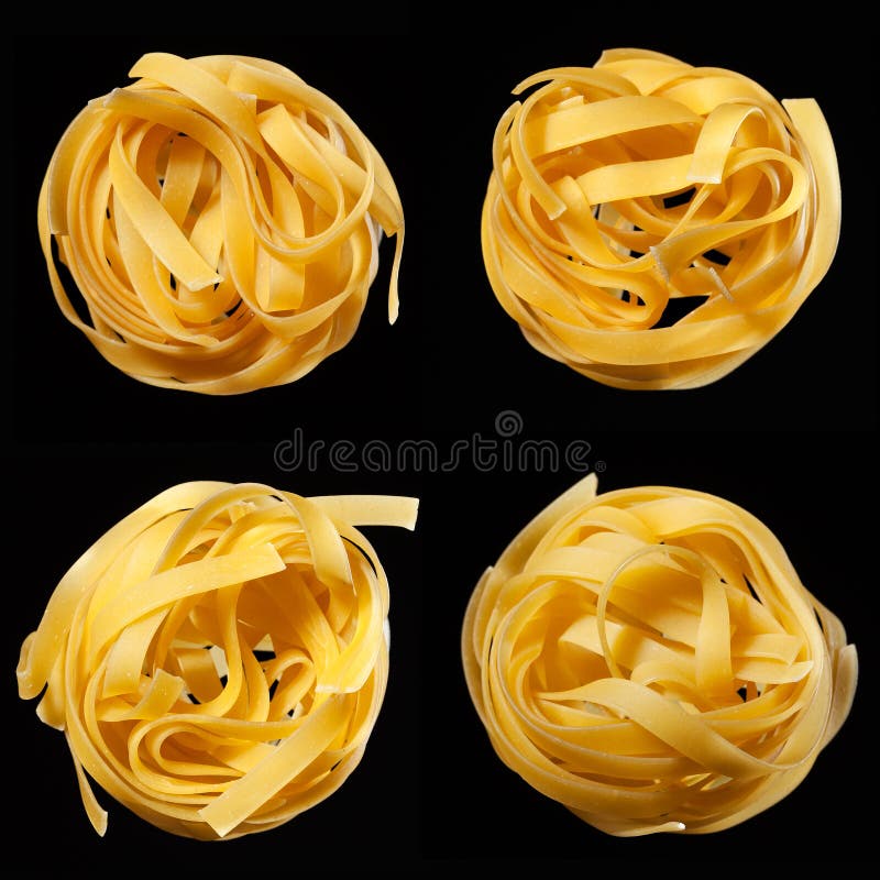 未加工的未煮过的tagliatelle巢马赛克在黑背景的 顶视图 传统意大利的意大利面食 图库摄影 未加工的未煮过的tagliatelle巢马赛克在黑背景的 顶视图 传统意大利的意大利面食 图库摄影