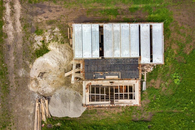 未来砖房、混凝土基层、建筑用黄粘土砖堆砌的建筑工地的空景 免版税库存图片 未来砖房、混凝土基层、建筑用黄粘土砖堆砌的建筑工地的空景 免版税库存图片