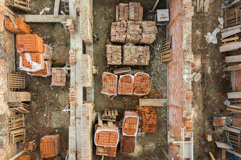 未来砖房、混凝土基层、建筑用黄粘土砖堆砌的建筑工地的空景 库存照片 未来砖房、混凝土基层、建筑用黄粘土砖堆砌的建筑工地的空景 库存照片