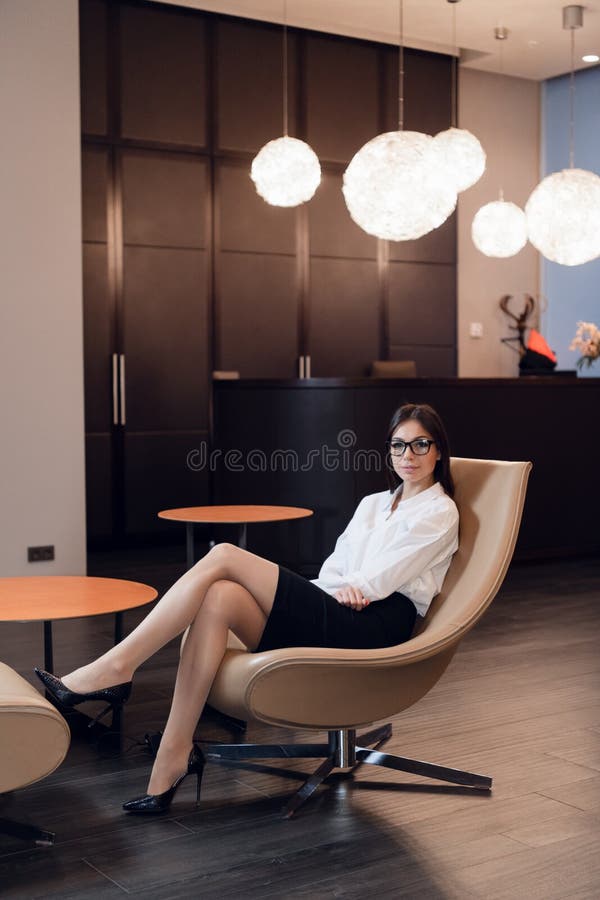 机场启程休息室的商务女性使用笔记本电脑 免版税库存照片 机场启程休息室的商务女性使用笔记本电脑 免版税库存照片