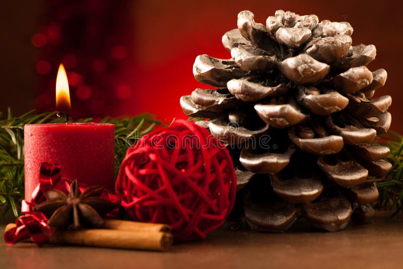 杉木锥体和蜡烛cristmas装饰