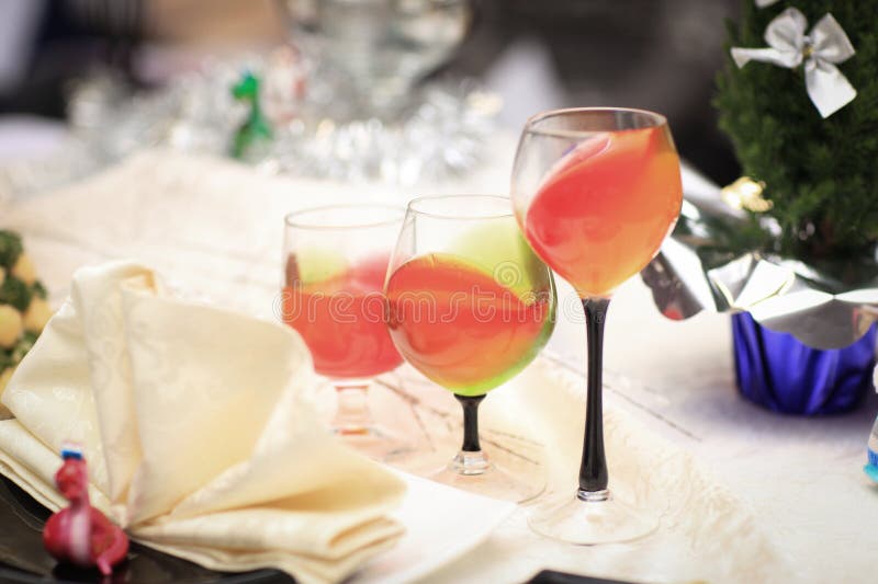 杯在圣诞节桌上的水果的被仔细考虑的酒