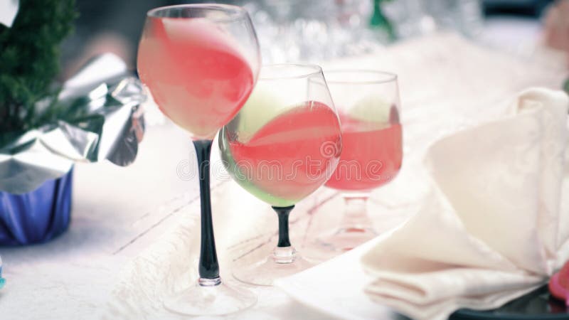 杯在圣诞节桌上的水果的被仔细考虑的酒