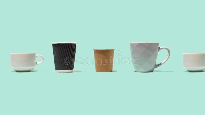 杯子和咖啡杯的动作 皇族释放例证