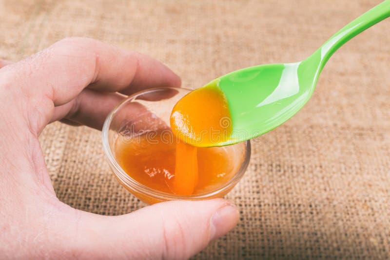 杯橙色果冻由蚤草黏液制成 免版税库存图片