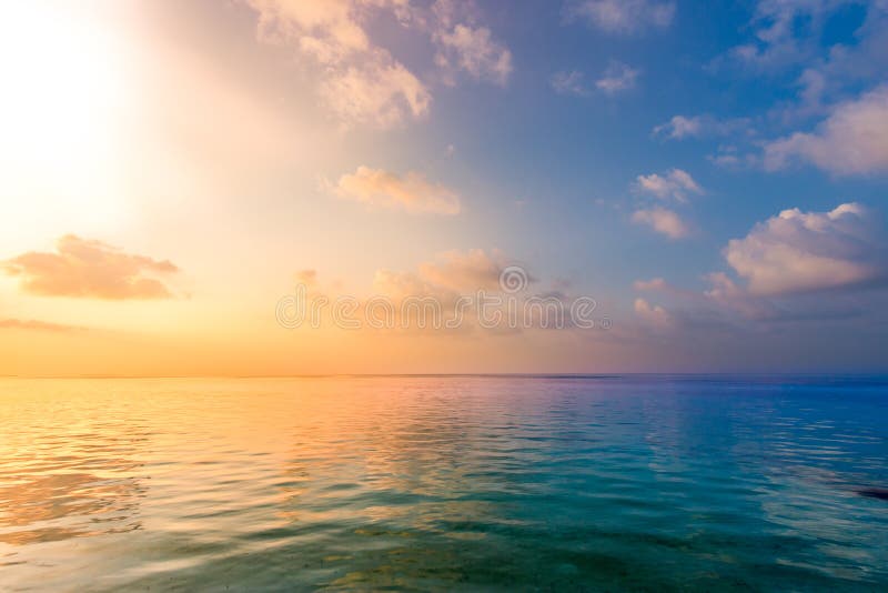 松弛和风平浪静视图 打开海洋水和日落天空 平静的自然背景 无限海天线 库存图片
