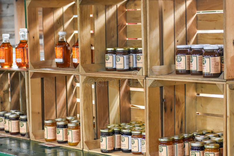 果酱、果冻和枫糖浆待售，装在木箱里 图库摄影
