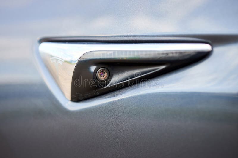 柏林德国5月4日2024 : Tesla Model 3 54千瓦时标准范围Plus 2019特写Autopilot侧摄像头，带特斯拉徽标 图库摄影