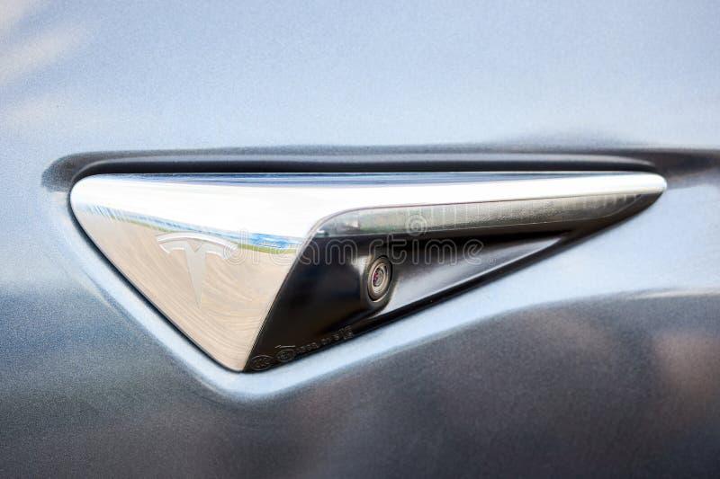 柏林德国5月4日2024 : Tesla Model 3 54千瓦时标准范围Plus 2019特写Autopilot侧摄像头，带特斯拉徽标 免版税库存图片