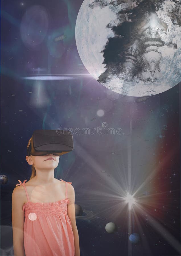 查寻对3D行星的VR耳机的女孩反对与行星和火光的蓝天 免版税库存照片