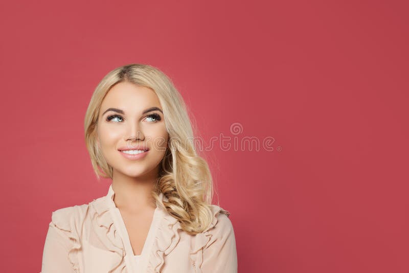 查寻画象的年轻愉快的白肤金发的妇女 在桃红色背景的逗人喜爱的女孩面孔 库存图片 查寻画象的年轻愉快的白肤金发的妇女 在桃红色背景的逗人喜爱的女孩面孔 库存图片