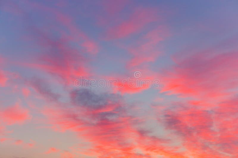 桃红色紫色日落在蓝天覆盖 Colorfull摘要背景 免版税图库摄影 桃红色紫色日落在蓝天覆盖 Colorfull摘要背景 免版税图库摄影