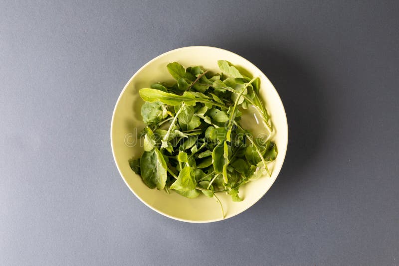 桌上碗中叶菜的头顶视图 库存照片