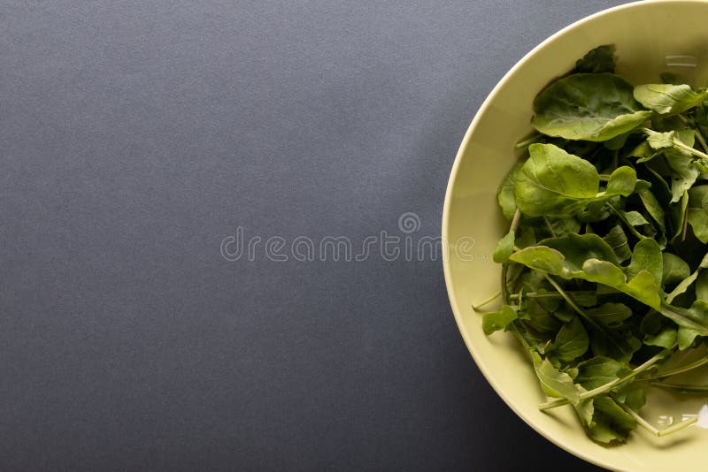 桌上碗形菜叶的顶视 库存图片