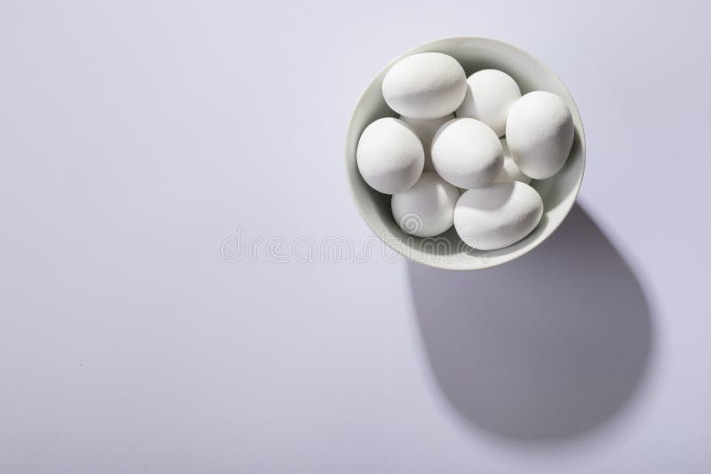 桌上空有空的碗中白蛋的俯视 免版税库存图片