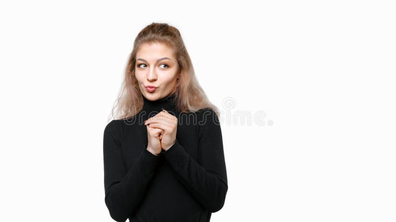 梦幻的年轻女子的肖像，她们希望握紧拳头，祈祷. 运气和梦想的概念 库存照片