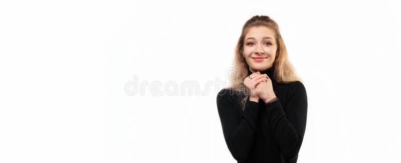 梦幻般的金发女孩在做白日梦时靠近胸口求助 免版税库存图片