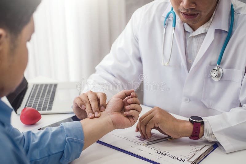 检查健康的医生主要男性患者在医院健康的咨询健康 健康和医生概念 库存照片 检查健康的医生主要男性患者在医院健康的咨询健康 健康和医生概念 库存照片