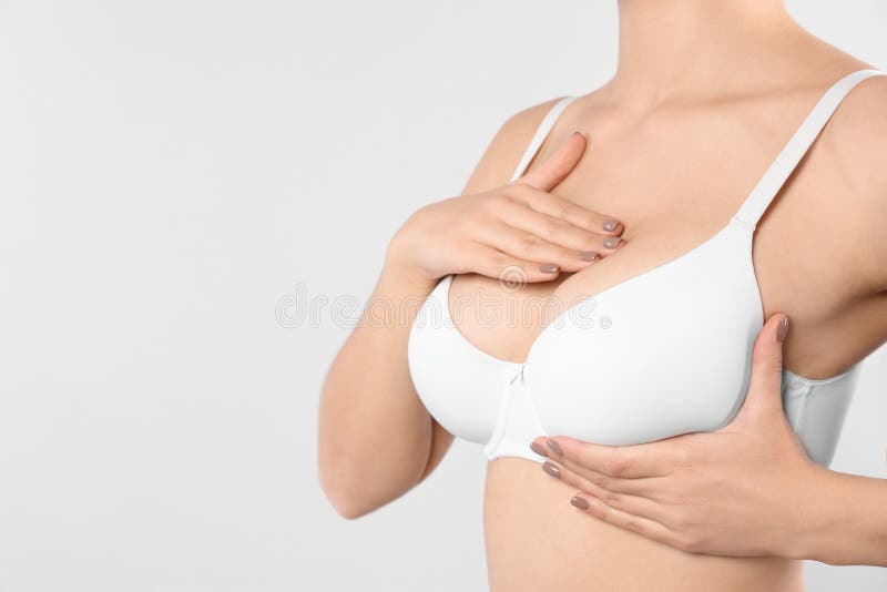 女性在白色背景下检查乳房，特写 图库摄影