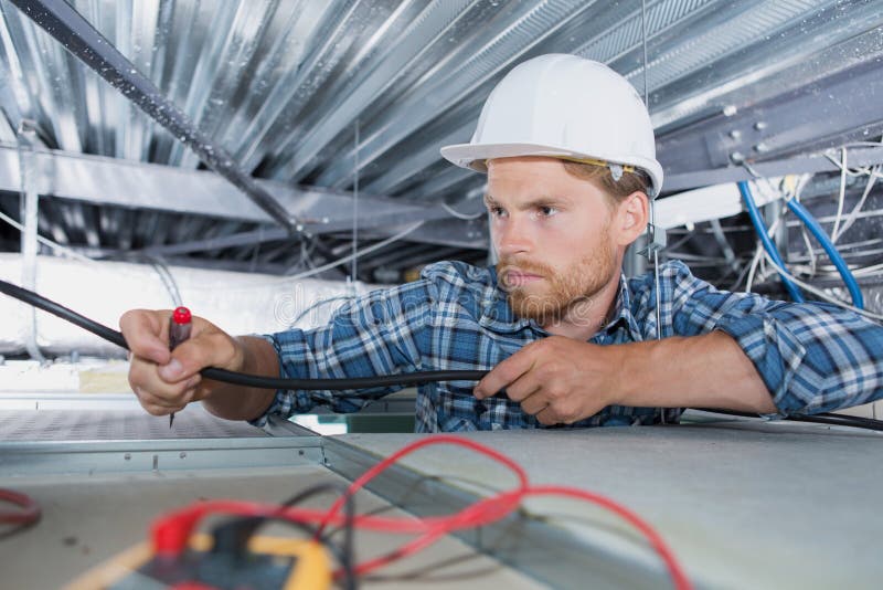 电工检查办公室的电线 免版税库存照片