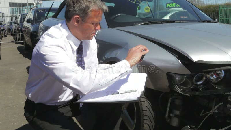 检查汽车的保险赔偿估定员介入在事故