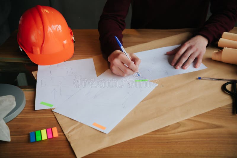 概念建筑师，工程师候宰栏指向在书桌上的设备建筑师有一张图纸的在办公室
