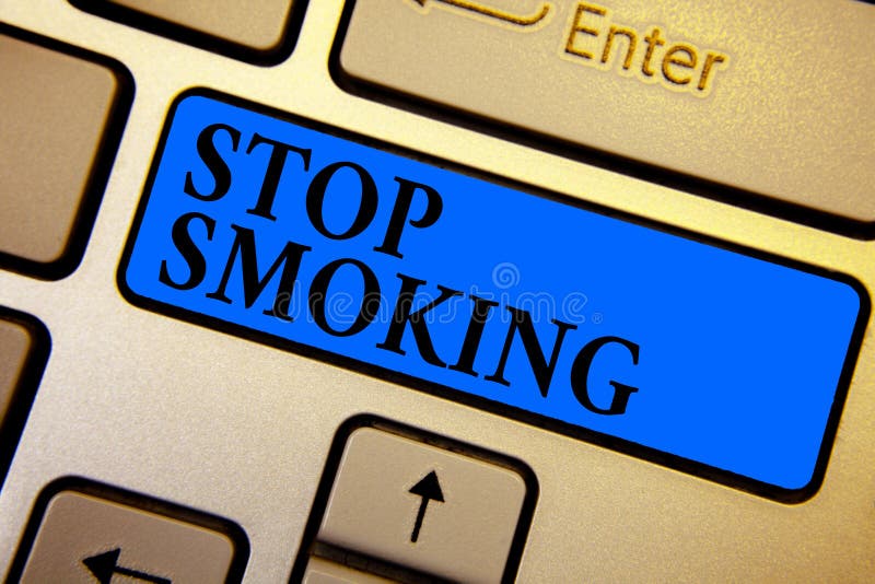 概念手写显示停止吸烟。商业照片文字 停止或停止使用烟草成瘾 键盘 图库摄影