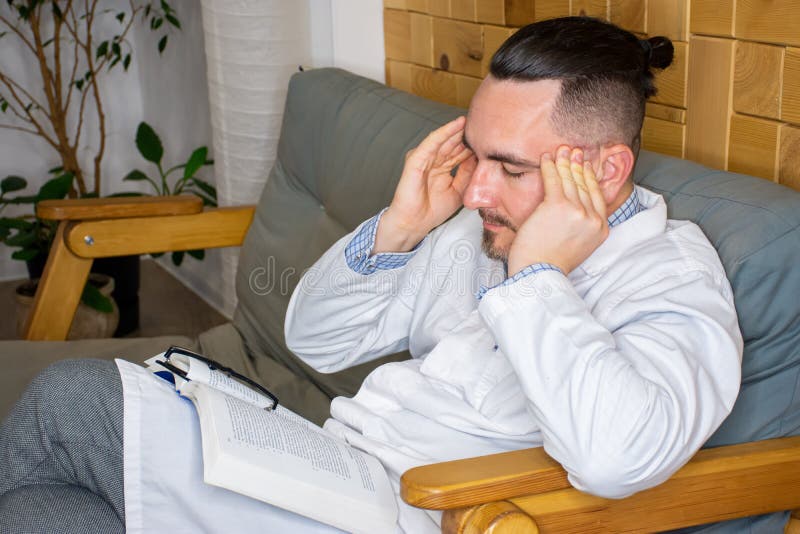 概念照片是一张冥想或沉思的医生的照片. 而阅读医生却在考虑医疗信息 库存图片