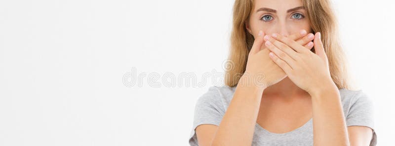 横幅图象嘘标志 显示嘘姿态的年轻女人保留沈默 T恤杉的女孩保留秘密 寂静空间和沈默 免版税库存照片 横幅图象嘘标志 显示嘘姿态的年轻女人保留沈默 T恤杉的女孩保留秘密 寂静空间和沈默 免版税库存照片