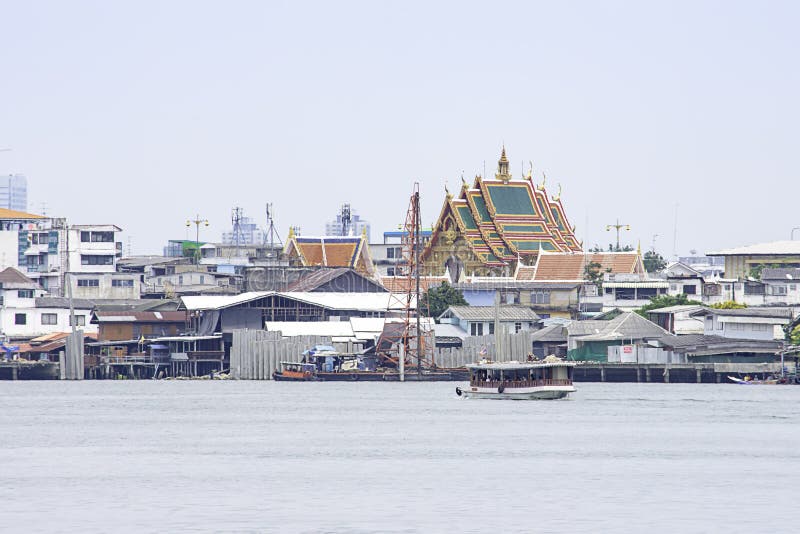 横渡在昭拍耶河的船和都市风景背景天空和云彩在朴Kret在暖武里,泰国 2019?4?16? 库存图片 横渡在昭拍耶河的船和都市风景背景天空和云彩在朴Kret在暖武里,泰国 2019?4?16? 库存图片