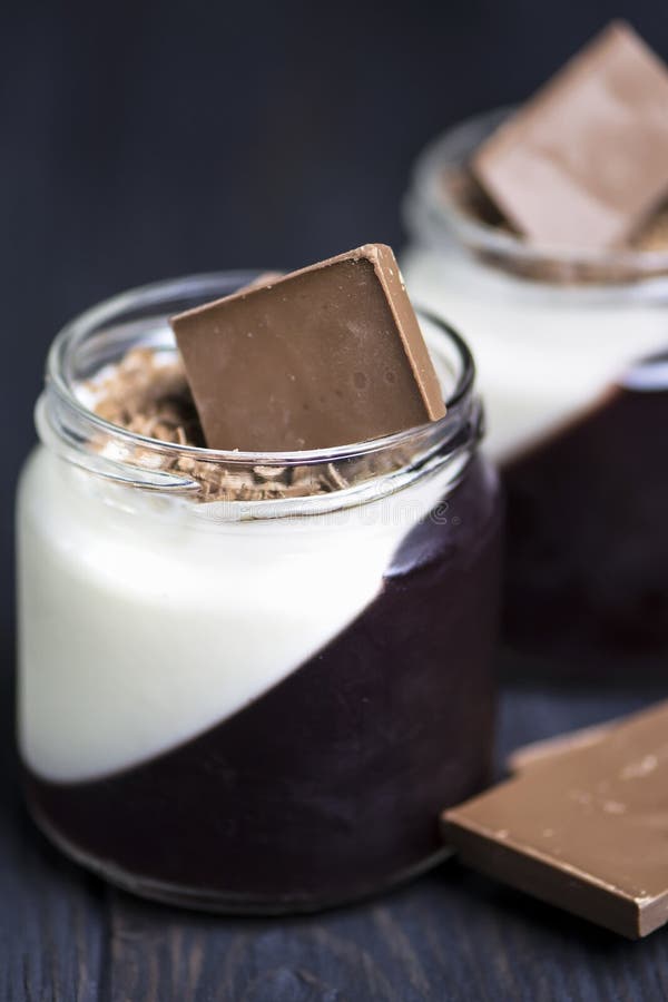 樱桃汁和牛奶制成的果冻 免版税图库摄影