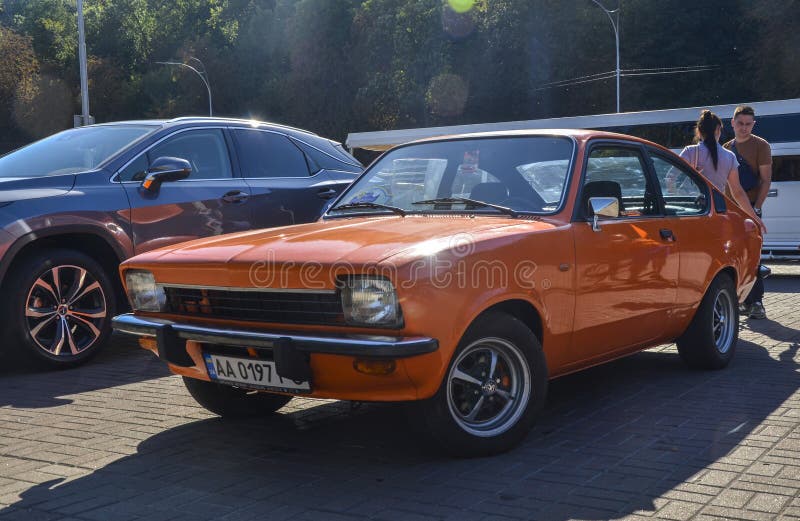 橙色1978 Isuzu Gemini是日本汽车制造商五津市的一款小型轿车 库存图片